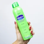 اسپری مرطوب‌کننده بدن وازلین aloe soothe - Image 3